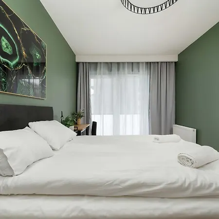 Quorum With Parking And Air Conditioning Close To The Center In By Renters Prestige Apartamento