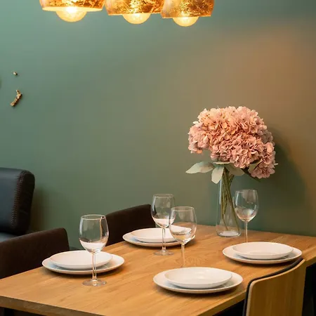 Quorum With Parking And Air Conditioning Close To The Center In By Renters Prestige דירה